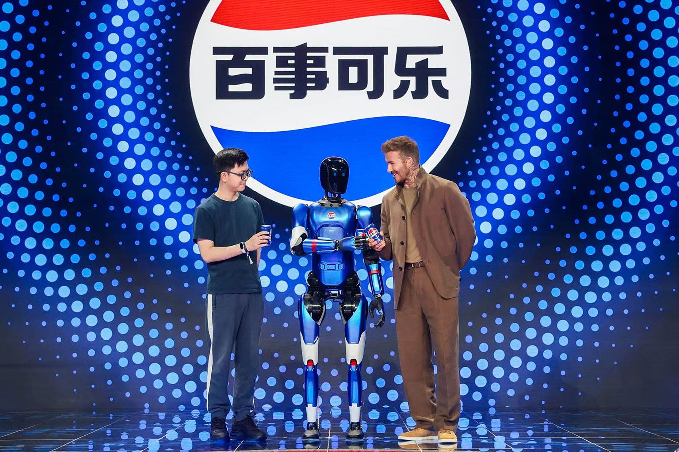 星空真人机器人携手百事中国共创“百事蓝宝” 共燃渴望新章